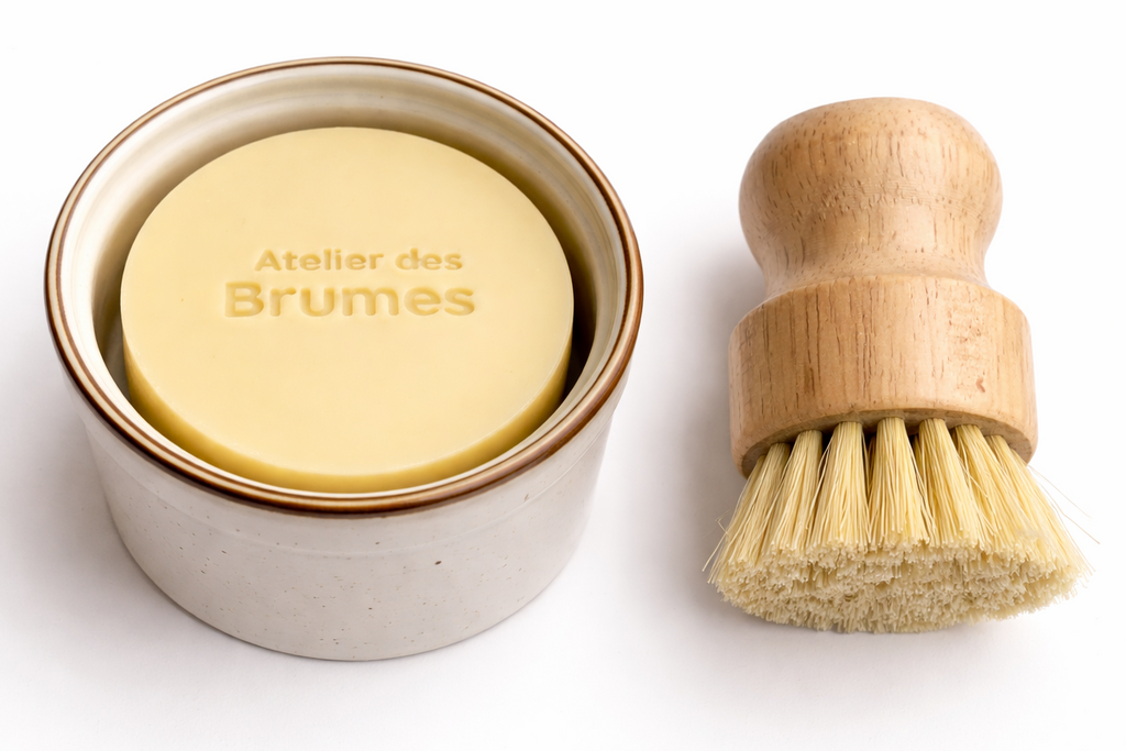 Ensemble à vaisselle comprenant un savon à vaisselle solide circulaire dans un ramequin et une brosse.