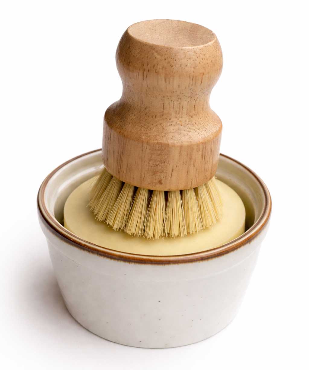 Ensemble à vaisselle comprenant une brosse sur un savon à vaisselle solide circulaire saponifié à froid qui est dans un ramequin de céramique.