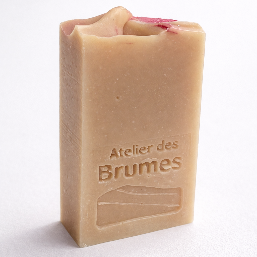 Savon Sauge + Camomille, de forme rectangulaire, de couleur rose pâle avec un logo Atelier des Brumes en relief.  Sur un fond blanc. 