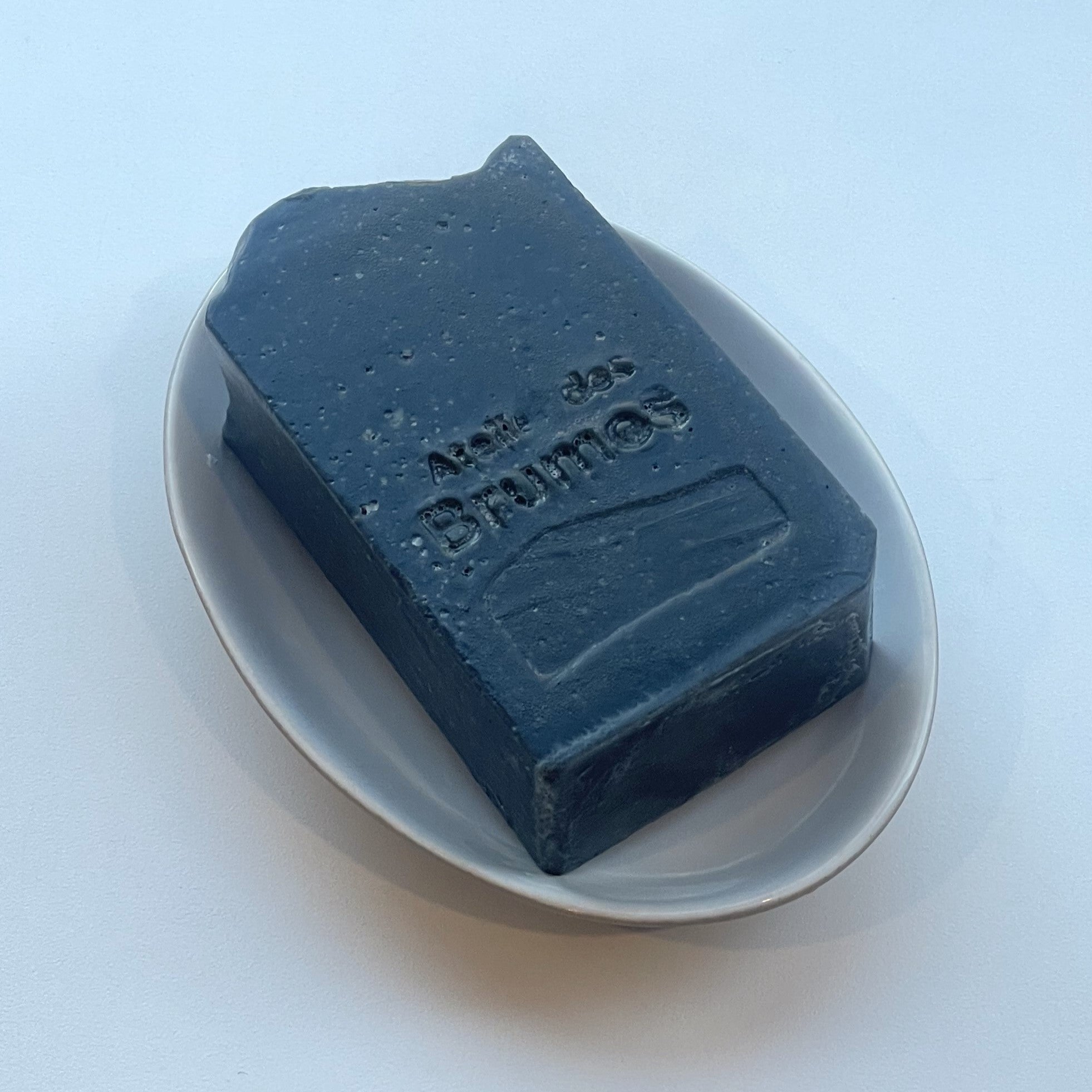 un savon noir rectangulaire sur porte-savon